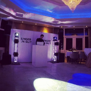 Foto 2 van DJ Singer in Suit