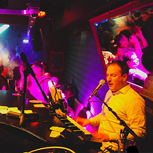 Foto 3 van The Piano Request Show